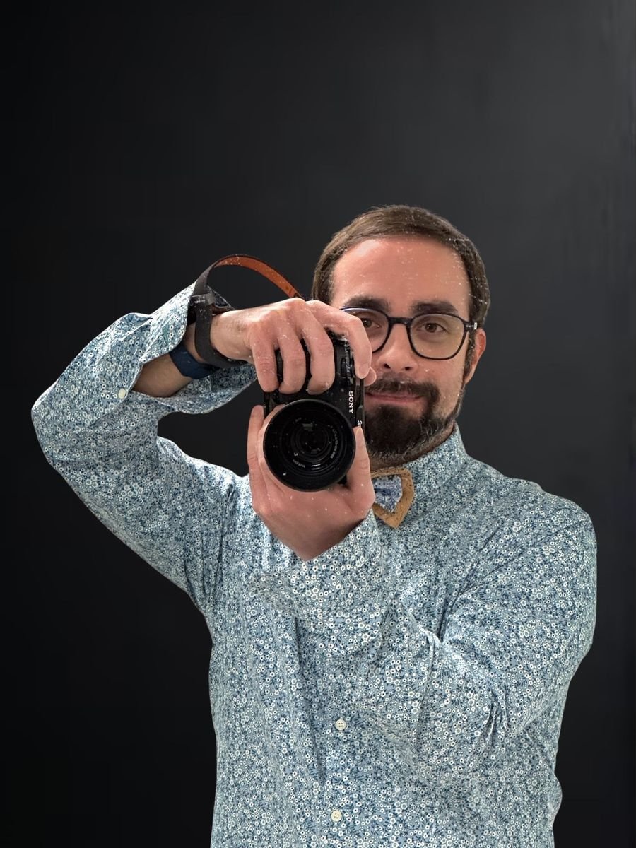 Portrait de Benjamin Guy Sotteau, trésorier de l'association f26, appareil photo à la main